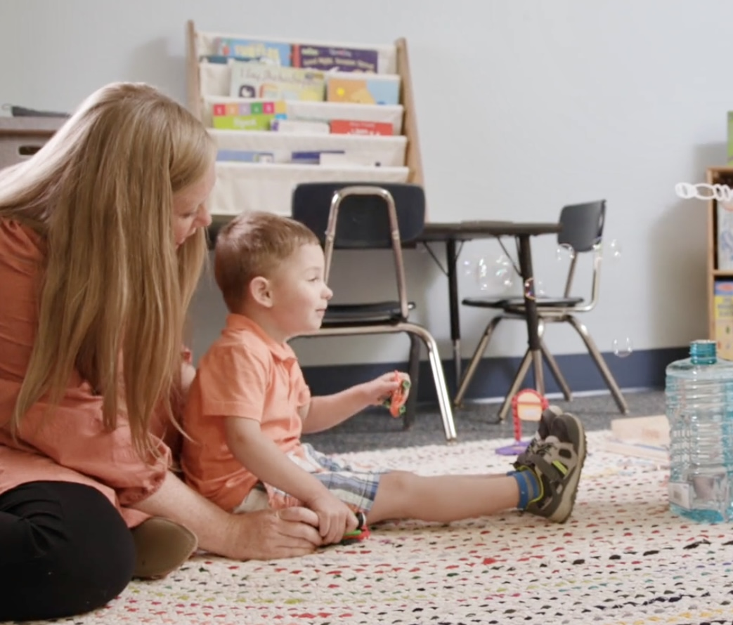 KidsLink employee coaching a child enrolled in the Connect the Dots program at the KidsLink Neurobehavioral Center near Cleveland