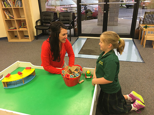 KidsLink staff member interacting with child in therapy